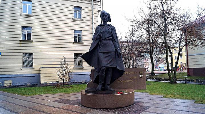 Благоустройство памятника Алие Могдулаевой в Санкт-Петербурге