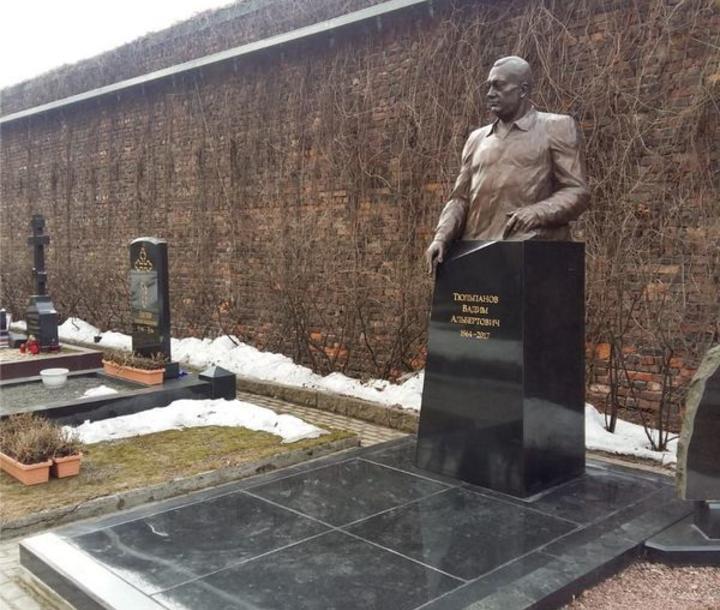 Памятник на могилу Тюльпанову В.А