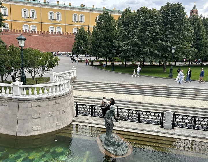 Поставка гранитной брусчатки для мощения Александровского сада