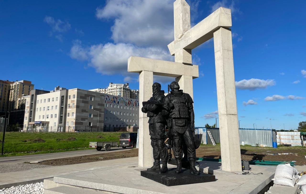 Открыт мемориал участникам СВО, созданный ГК «АМГ» и скульптором М. Баймухановым