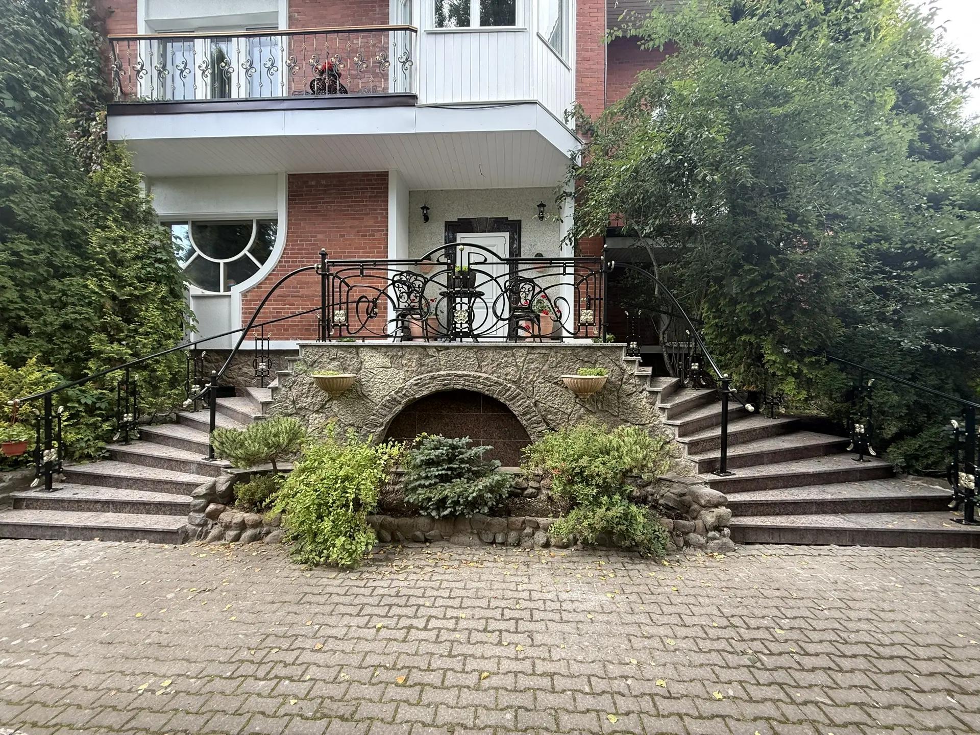 Крыльцо из Красногорского гранита для частного дома