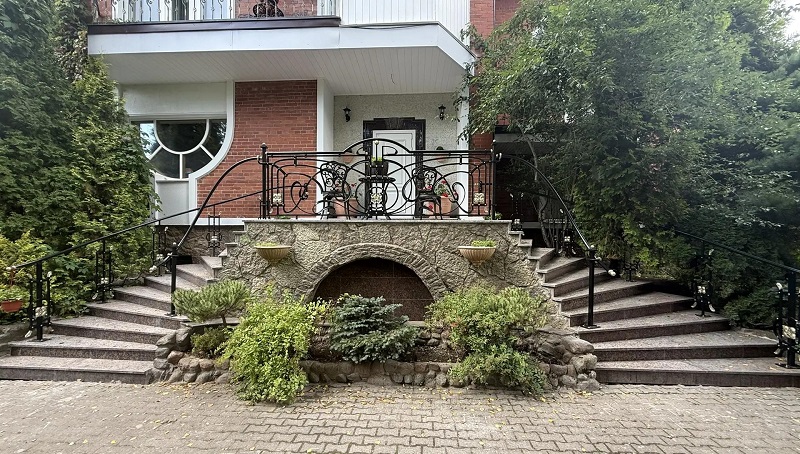 Крыльцо Красногорский гранит