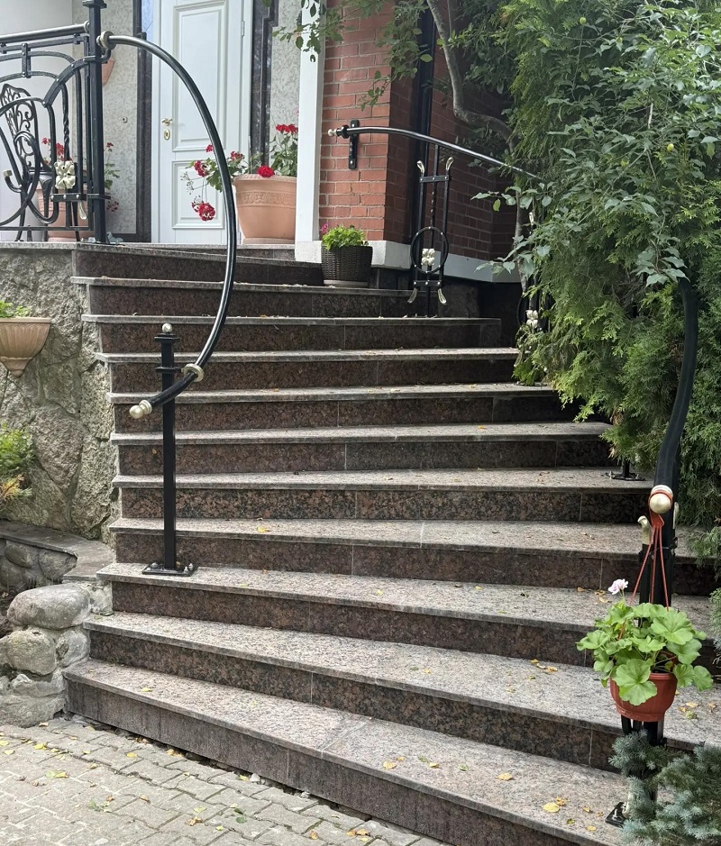 Крыльцо из красногорского гранита