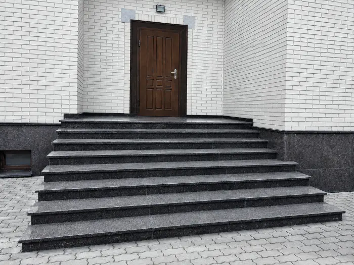 Крыльцо, цоколь из Дымовского гранита в Николина Поляна