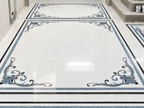 Пол из мрамора Бьянко Каррара (Bianco Carrara) с мозаикой