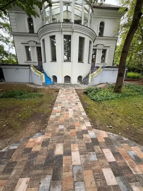 Лестница с площадкой из Красногорского гранита