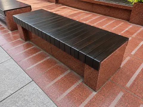 Скамья из красного гранита