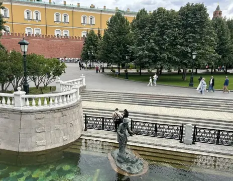 Поставка гранитной брусчатки для мощения Александровского сада