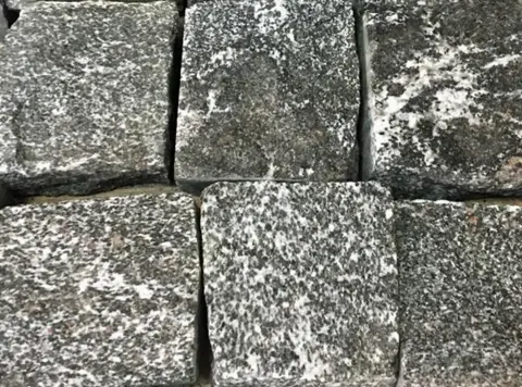 Брусчатка гранитная колотая Гранатовый амфиболит