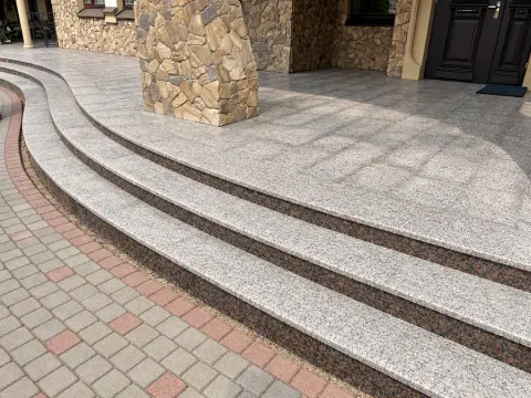 Лестница из Красногорского гранита