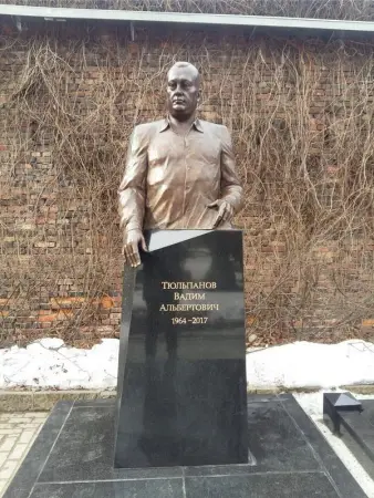 Памятник на могилу Тюльпанову В.А.
