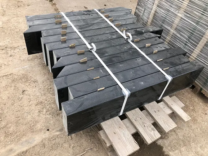 Гранитный бордюр Габбро полированный (Бортовой камень ГП-1)