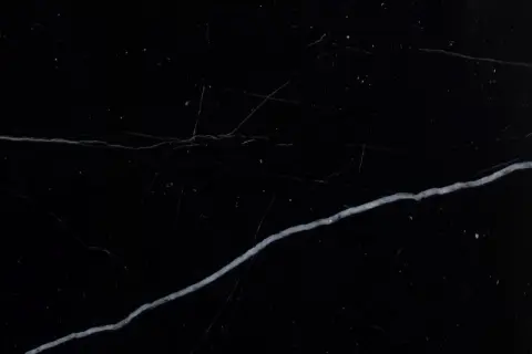 Пол из мрамора Блэк Марквина / Black Marquina