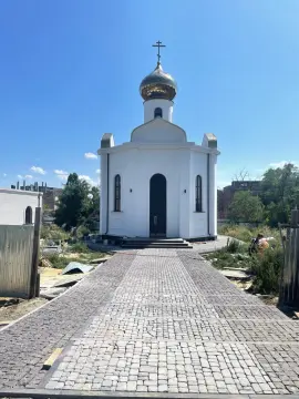Брусчатка и бордюр у церкви в Вологодской области