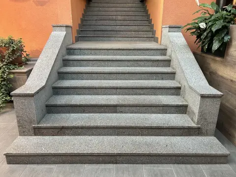 Крыльцо из гранита Возрождение