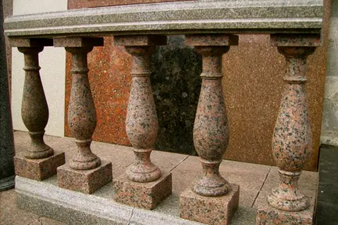 Балясины из Красногорского гранита