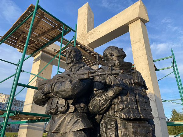 Открыт мемориал участникам СВО, созданный ГК «АМГ» и скульптором М. Баймухановым